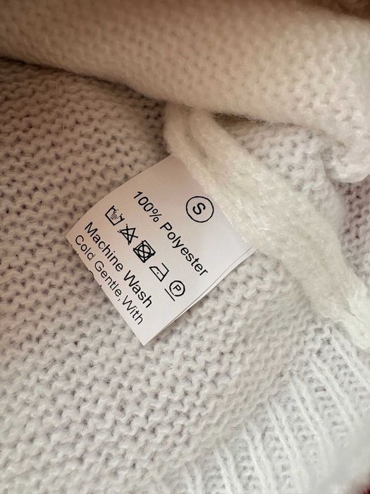 Świąteczny biały kardigan z pierniczkami – rozmiar S