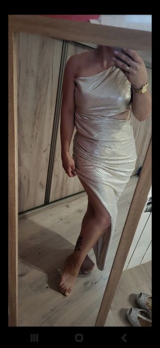 Sukienka  z wycięciem