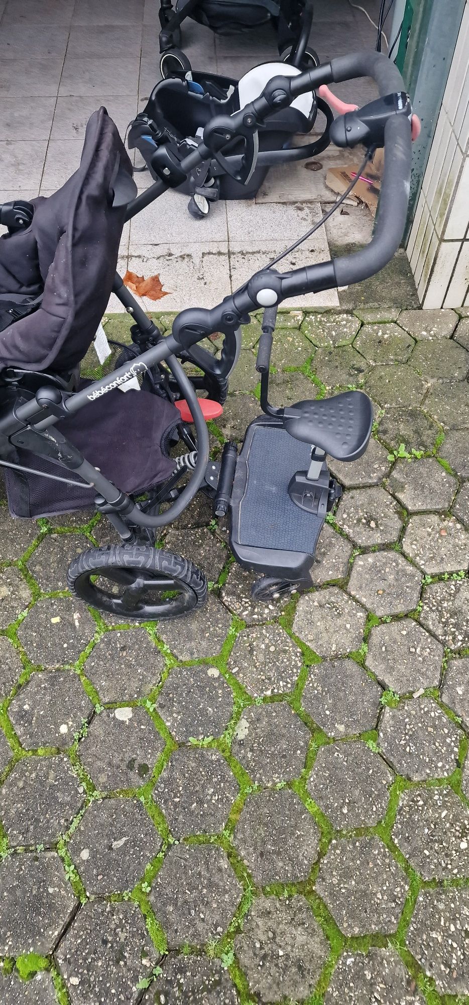 Carro bebe confort com skate