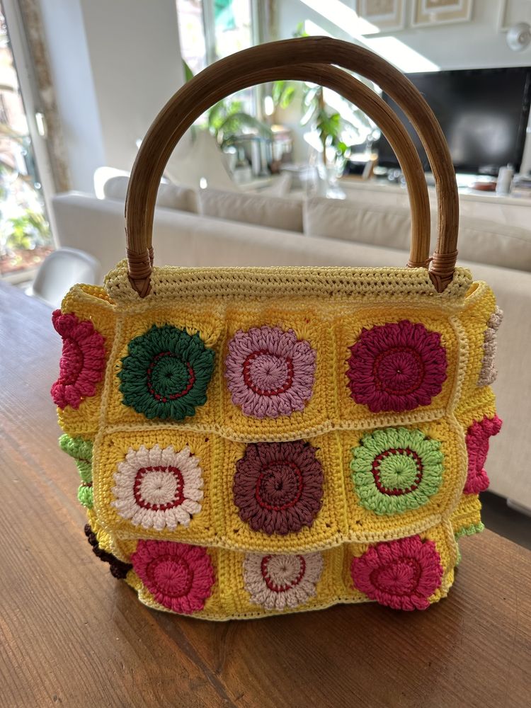 Bolsa em crochet com asas em bambu