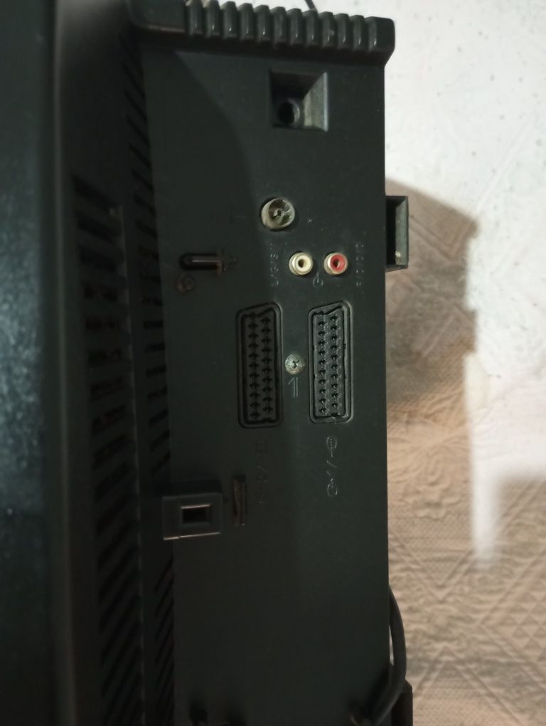 Televisão Sony antiga usada sem comando a funcionar perfeitamente