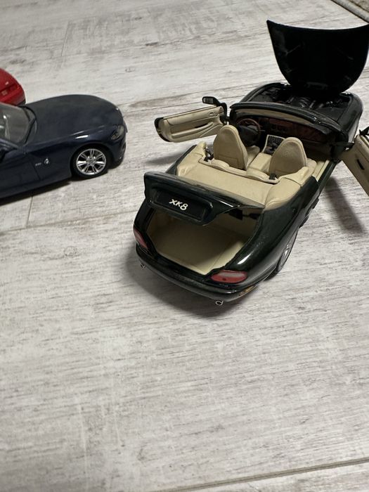 Jaguar XK8 1/18 Maisto