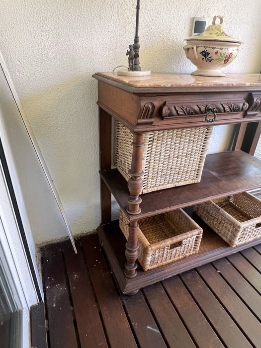 Aparador vintage de madeira com tampo mármore