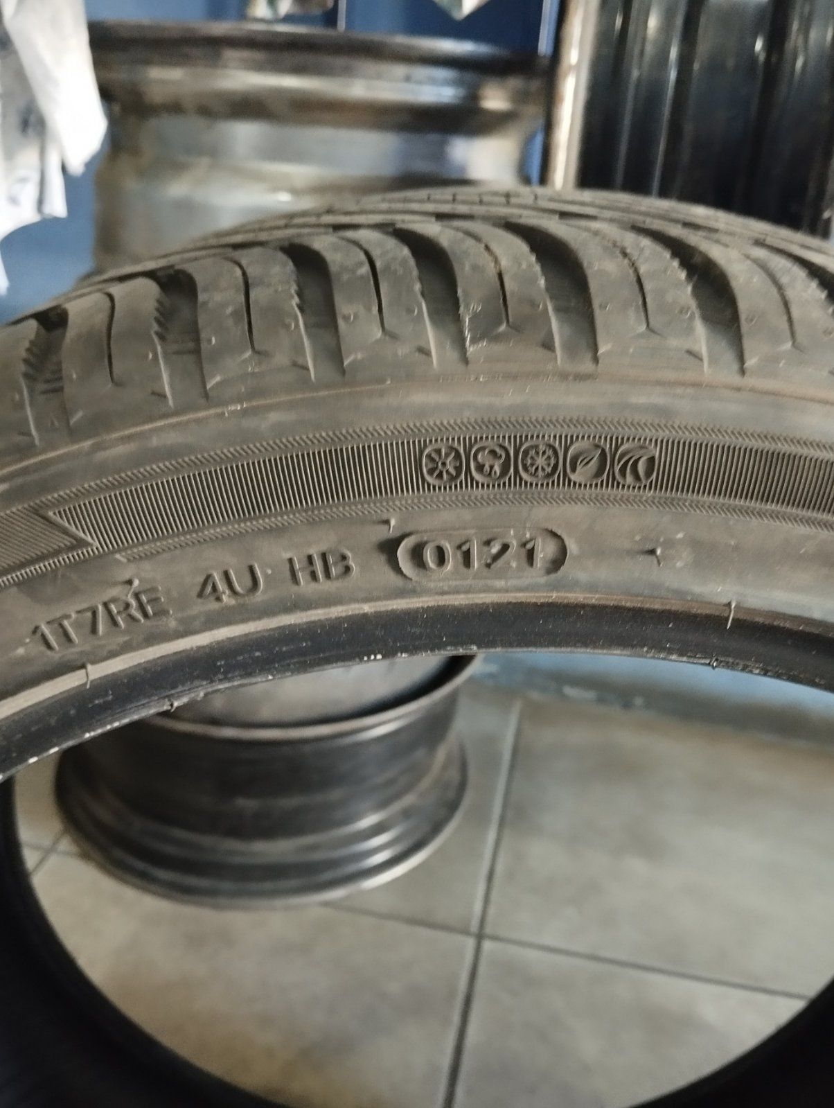 Зимова резина 235/40 R 18