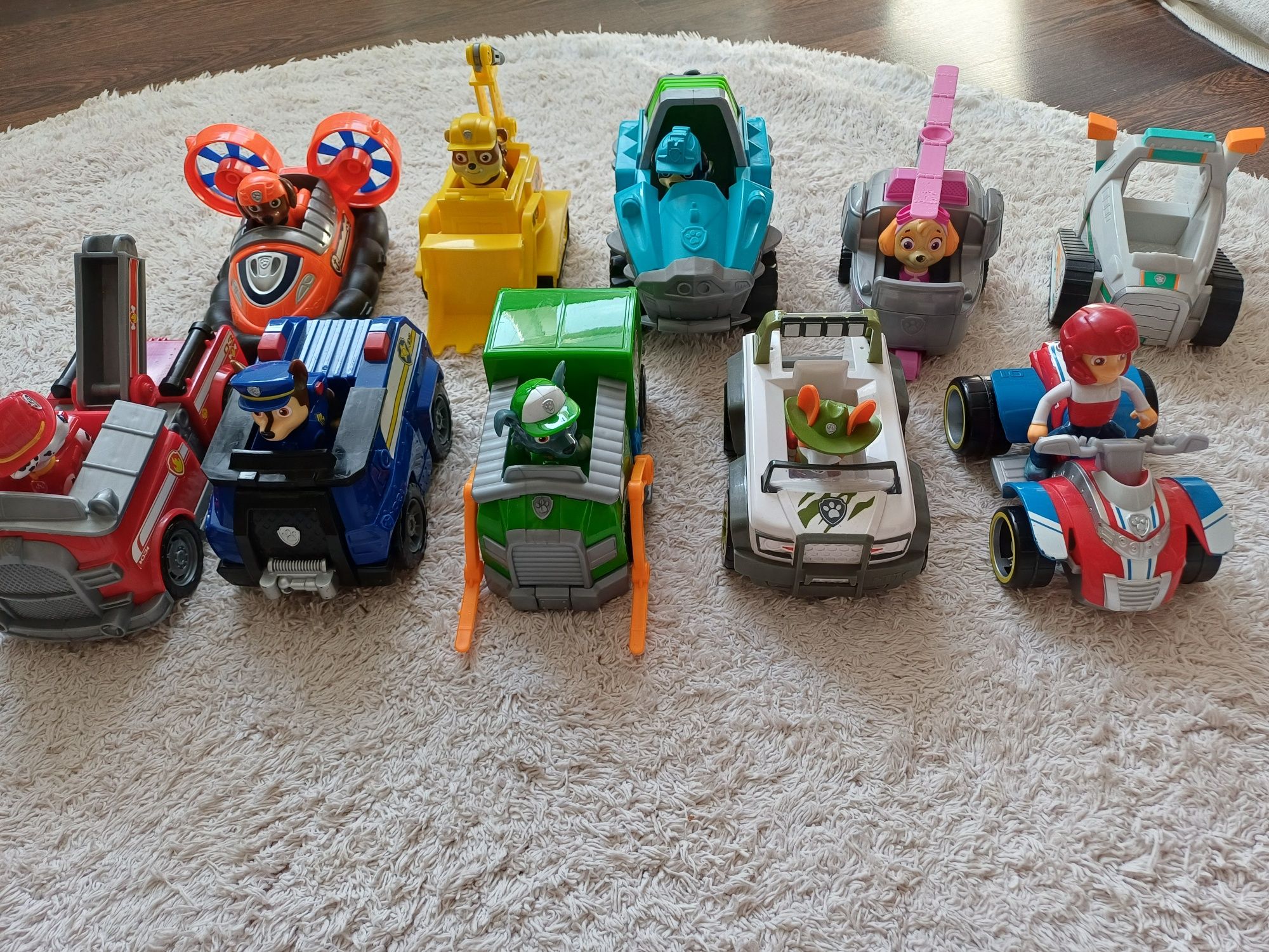 Sprzedam Paw Patrol - zestaw pojazdów Psi Patrol (10 pojazdów + 9 figu