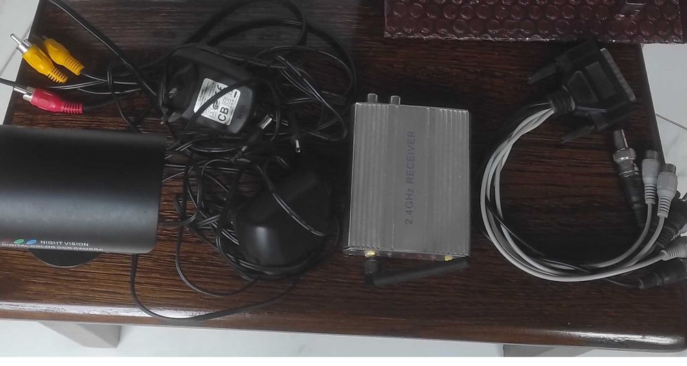 Kamera bezprzewodowa z odbiornikiem.