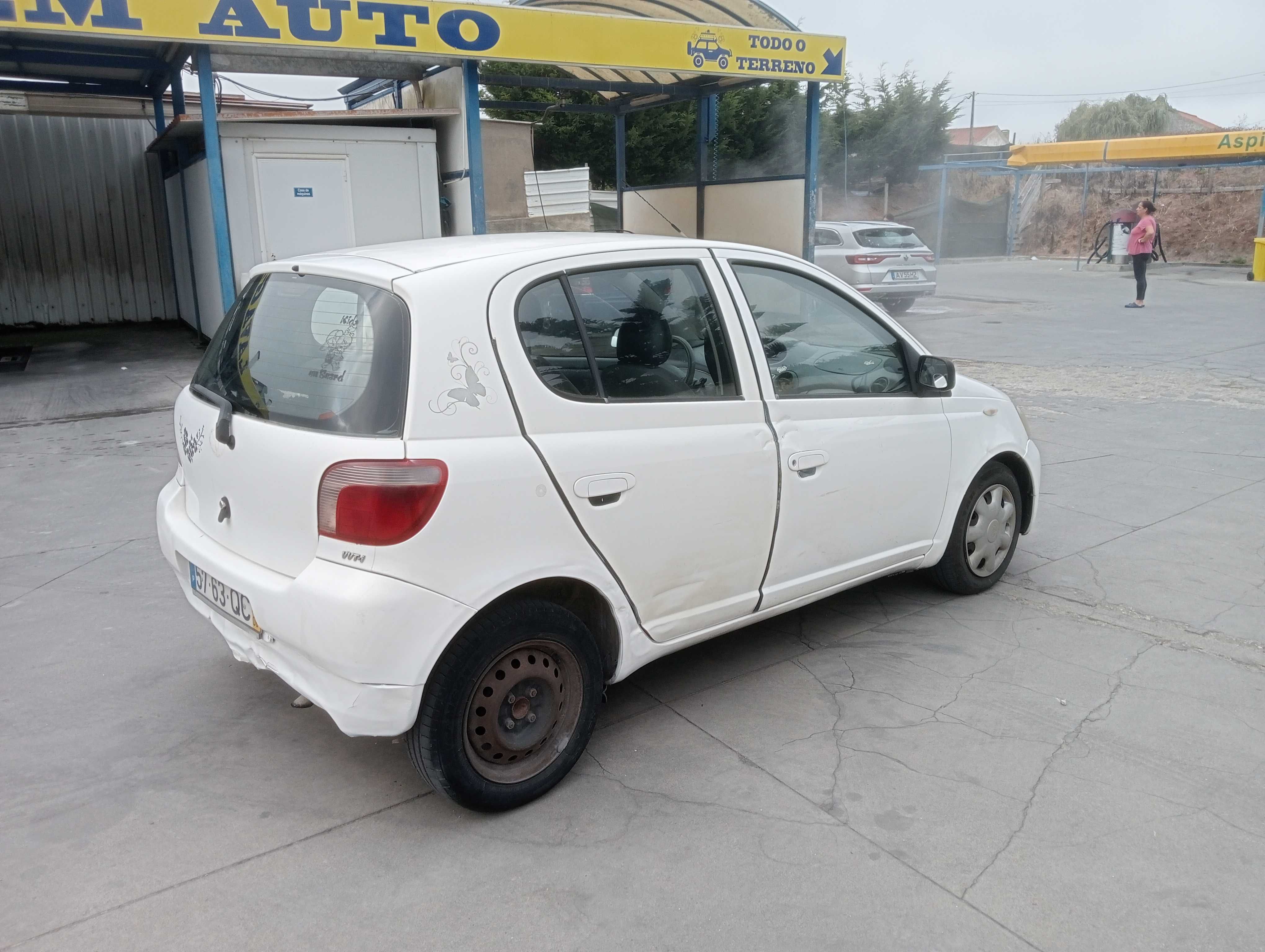 Toyota Yaris a gasolina de 5 lugares ano 2000
