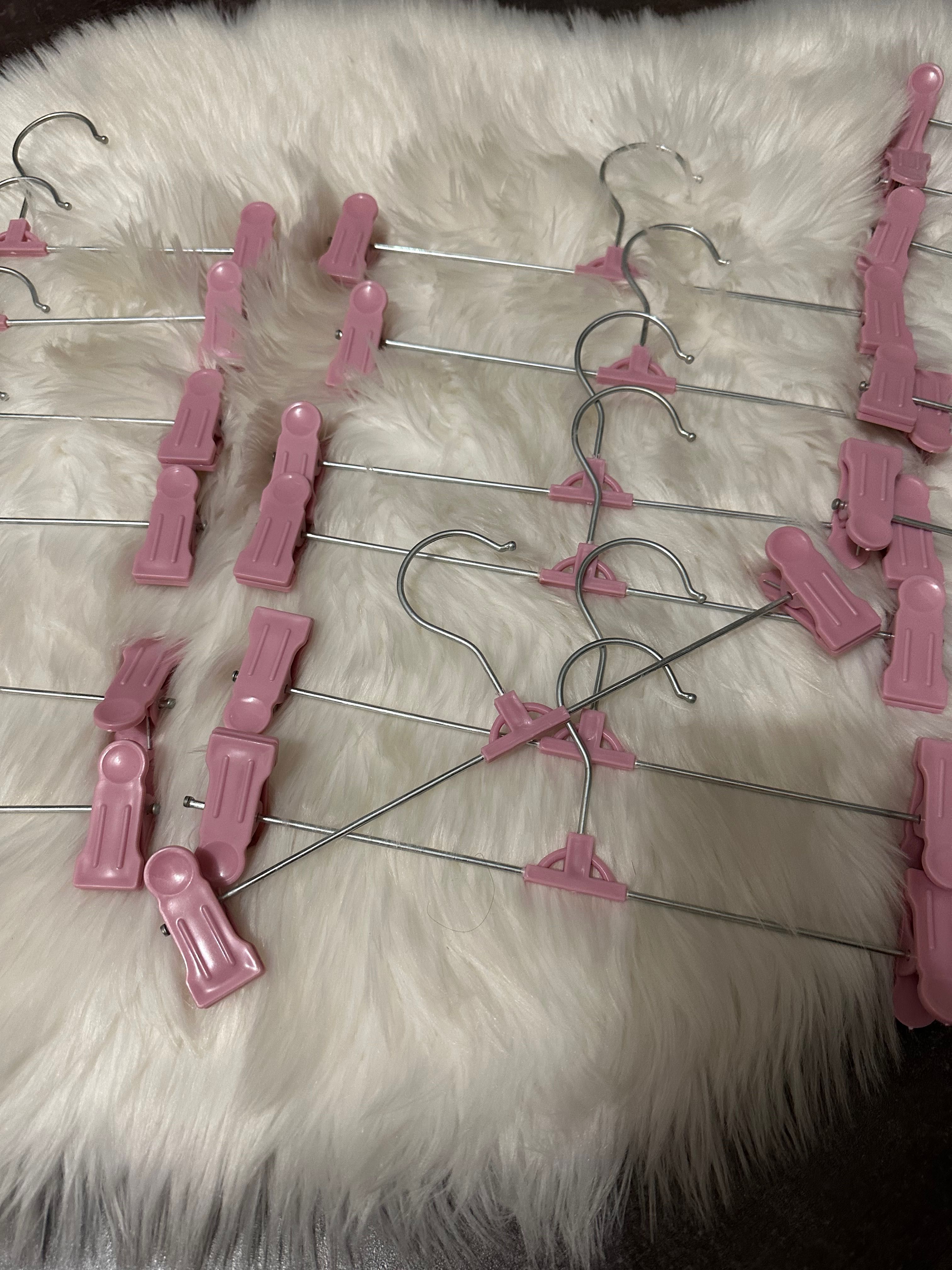 Conjunto de 18 cabides rosa para roupa de bebé