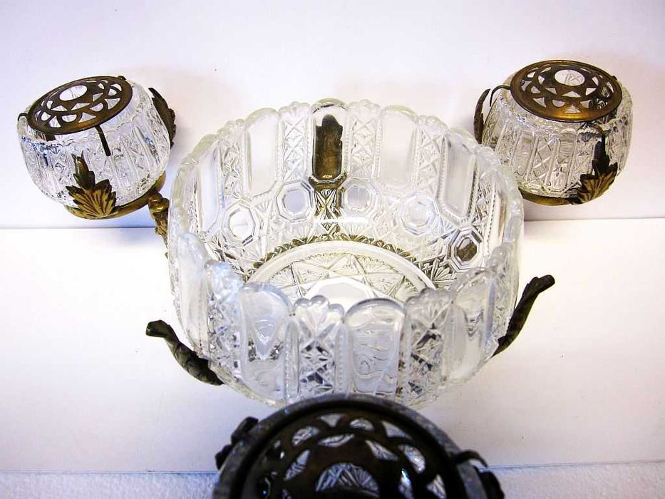 lindo antigo centro de mesa -floreira- em bronze com cristal prensado