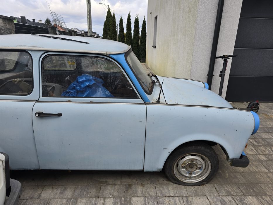 Trabant z dokumentami