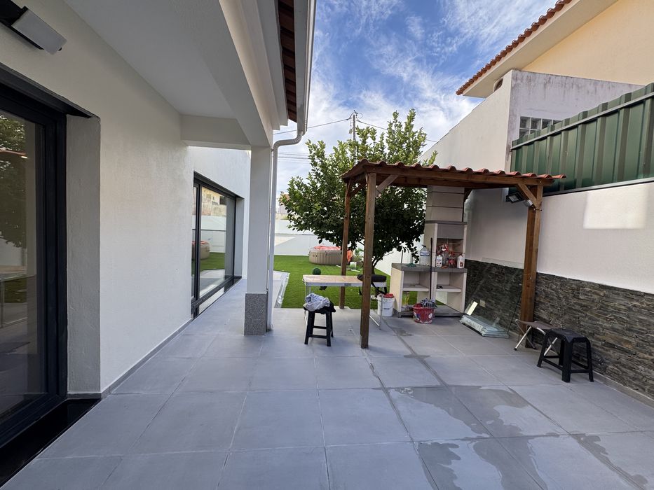 Moradia T4 nova com Jacuzzi, jardim privado e acabamentos de luxo