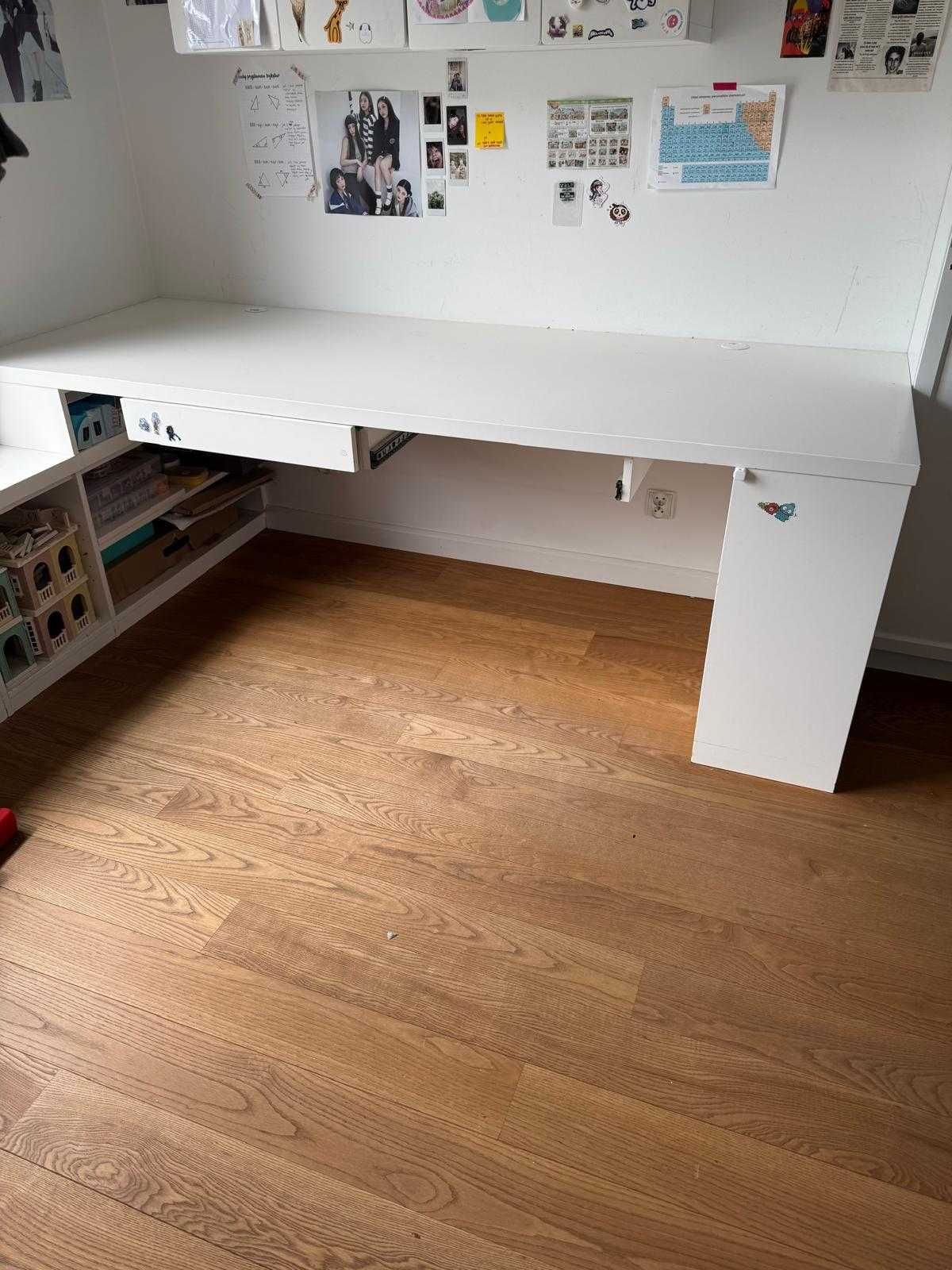 Duże biurko do zabudowy