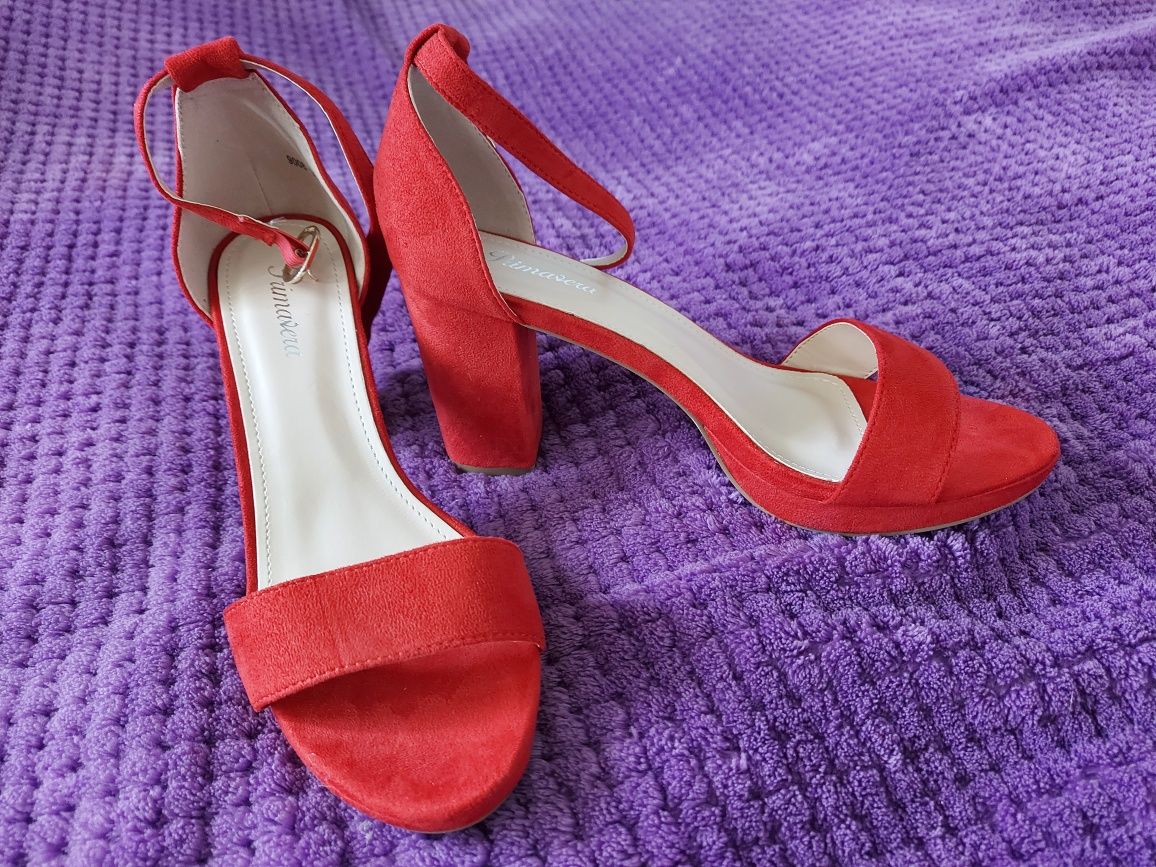 Czerwone buty na słupku 38 NOWE