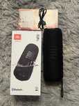 Czarny głośnik przenośny bluetooth jbl flip 6