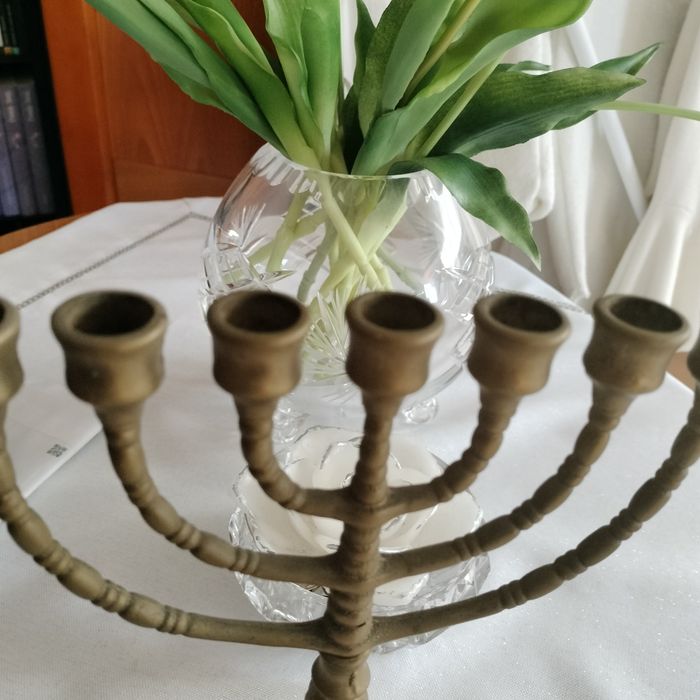 Mosiężny świecznik wys 23 cm.