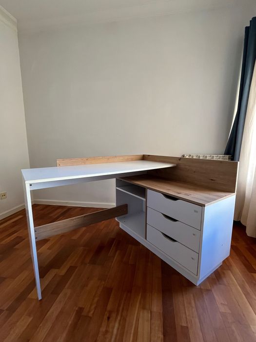 Secretaria como nova