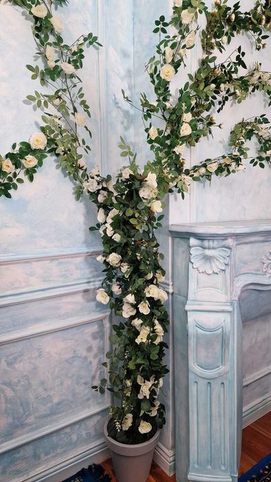 krzew - pnącze ze sztucznych róż