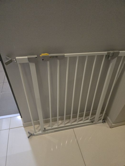 Bramka zabezpieczającą na schody Hauck 75-85 cm k