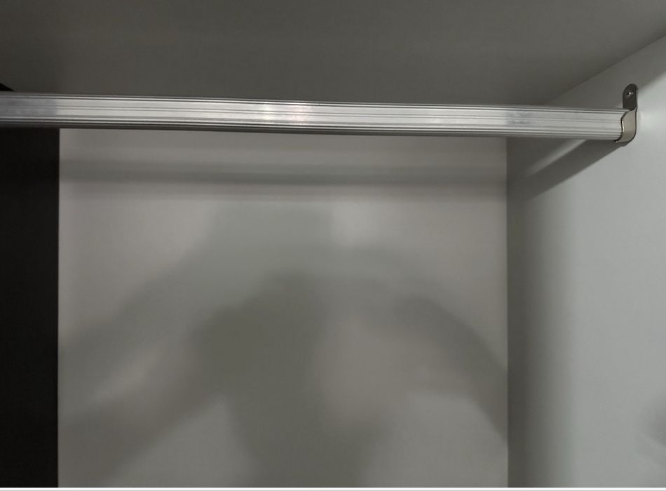 Roupeiro Elegante em Castanho — Transforme o Seu Quarto com Estilo!