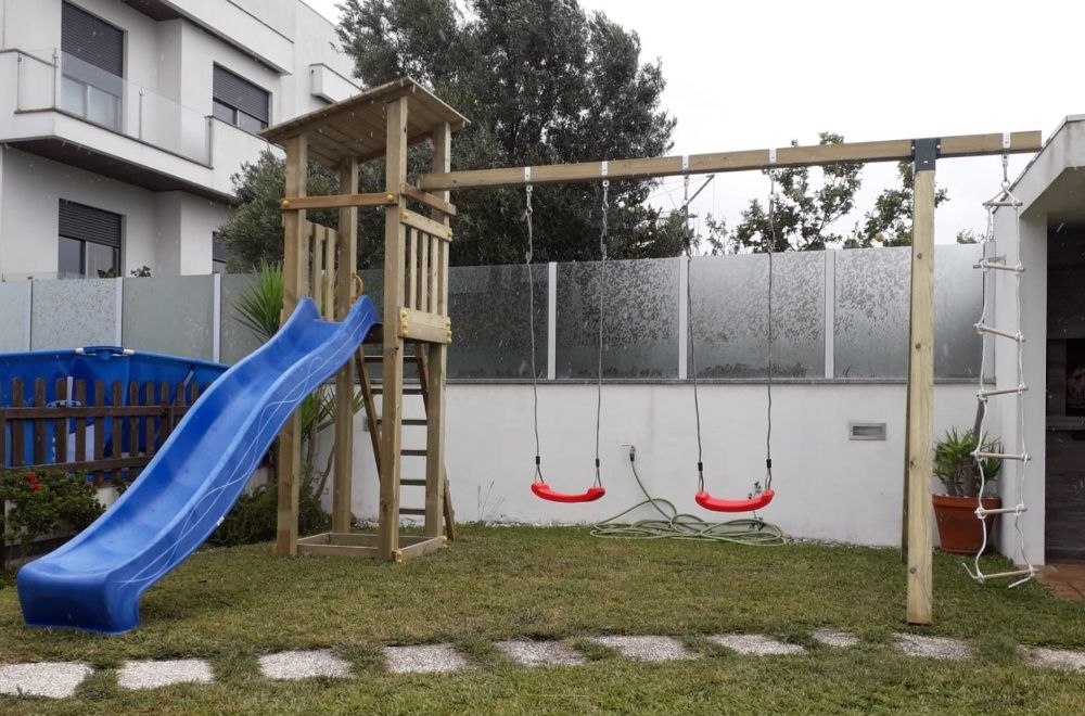 Baloiços e escorregas