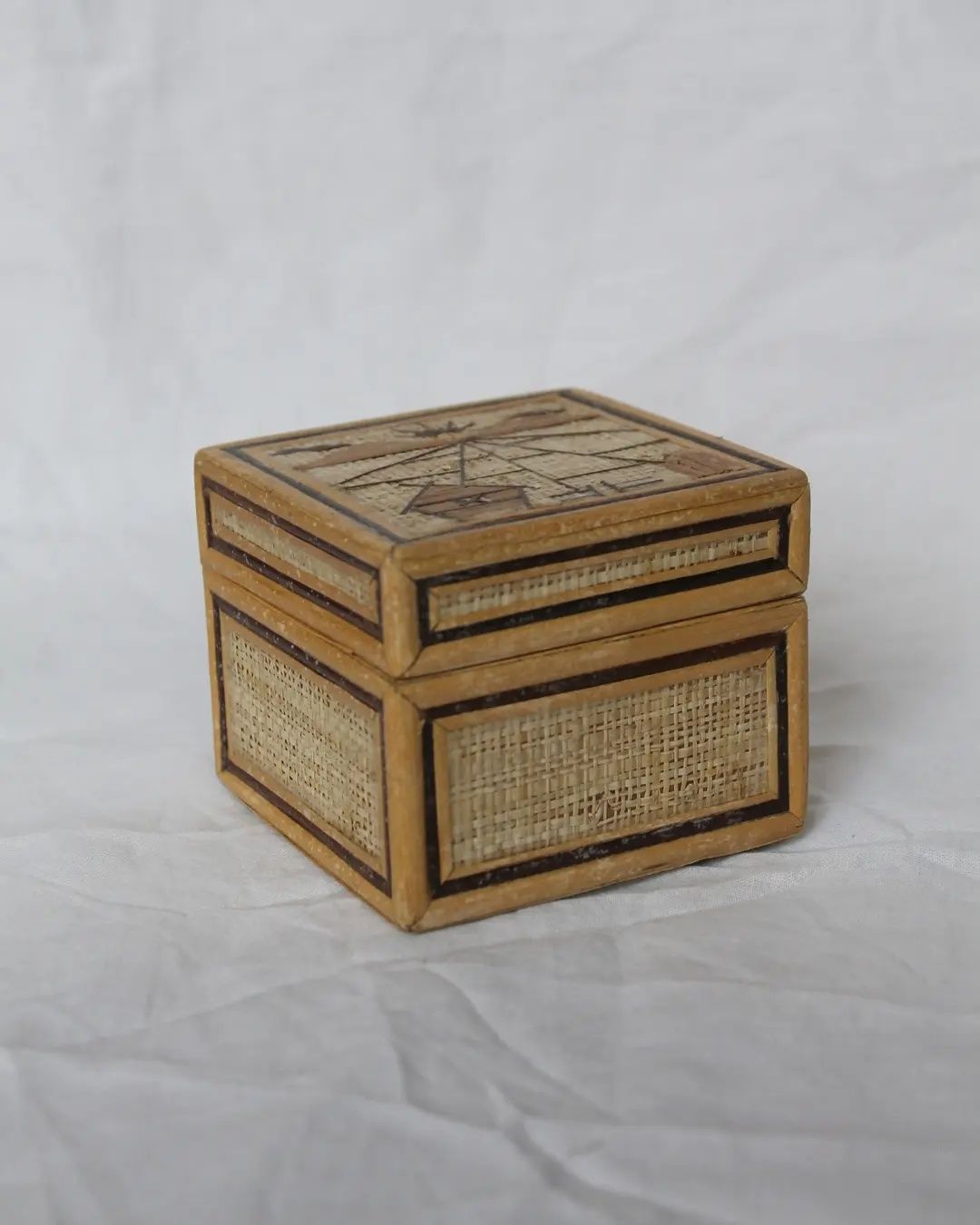 Ręcznie zdobione pudełko vintage folk