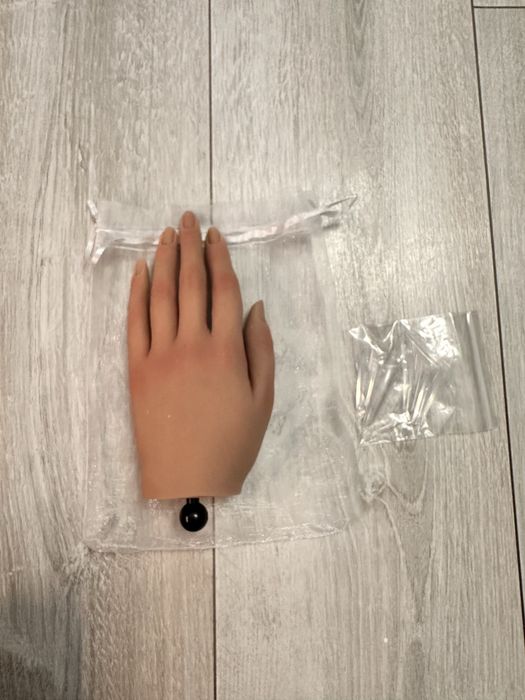 Silikonowa dłoń damska do paznokci