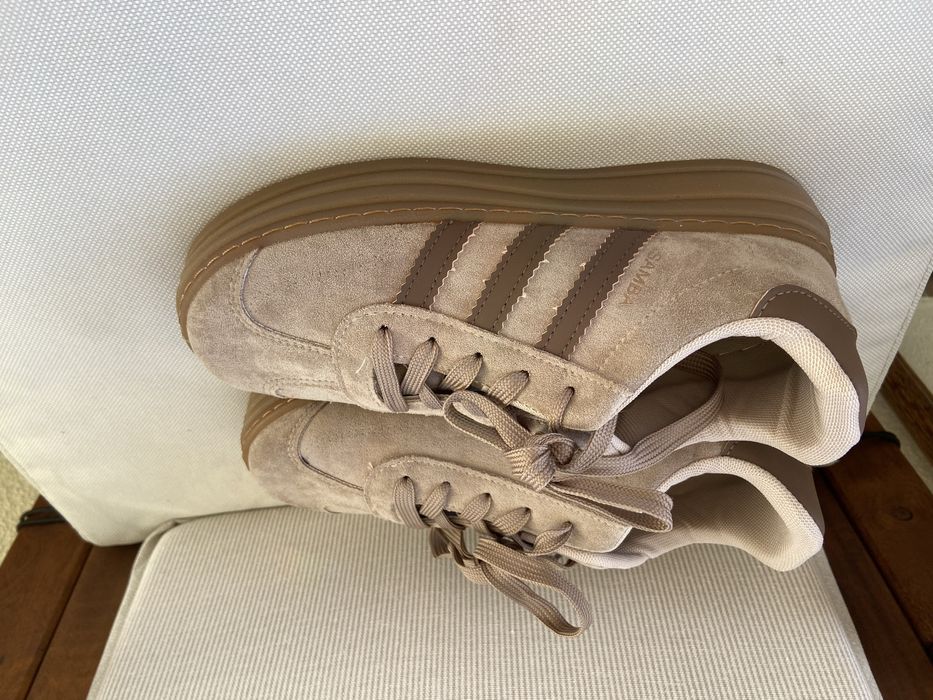 Sapatilhas bege com plataforma