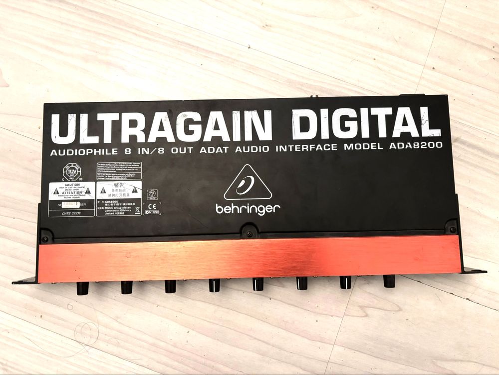 Behringer ADA8200