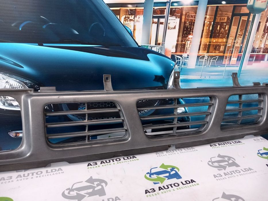 Grelha radiador Nissan Pick Up