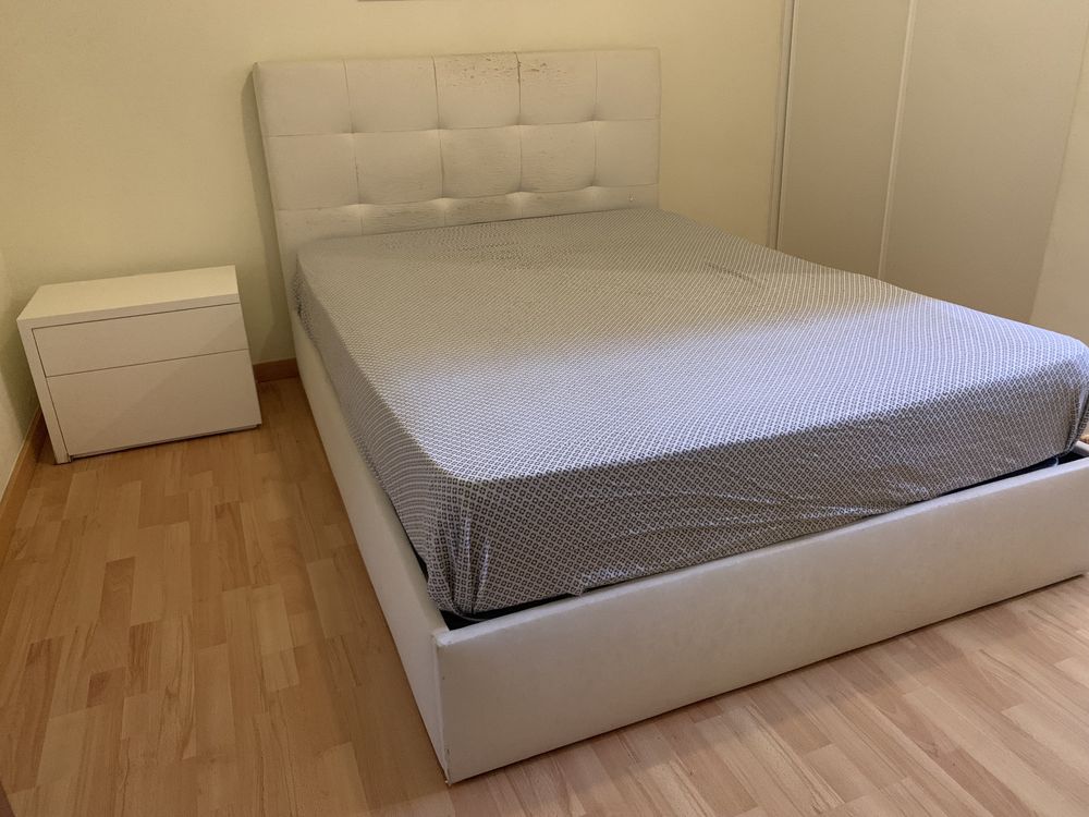 Cama de casal com sommier (sem colchão) em bom estado