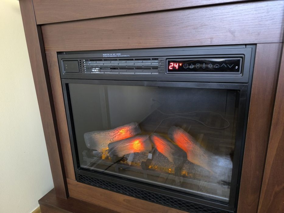 Kominek elektryczny LED z obudową z funkcją grzania
