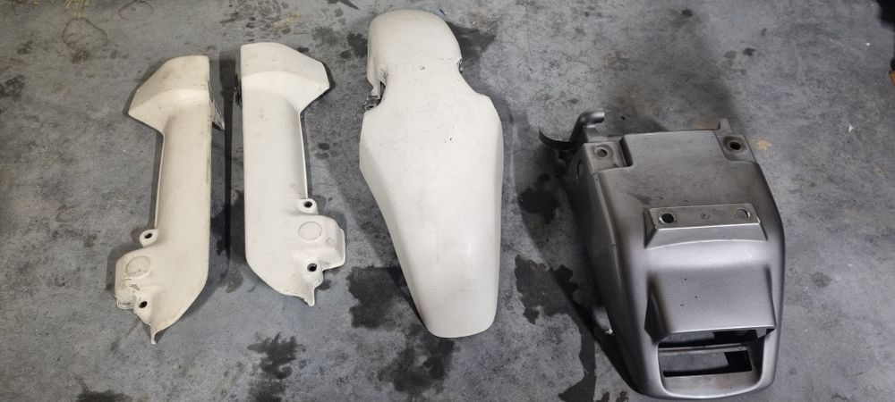 Africa Twin 750 zadupek, przedni błotnik i osłony amortyzatorów