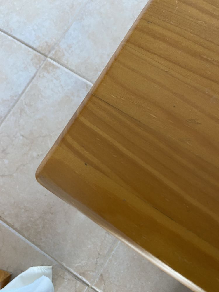 Mesa de centro em pinho.