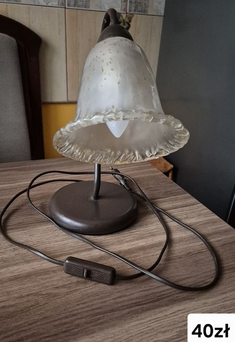 lampa stołowa z metalową podstawą i szklanym kloszem