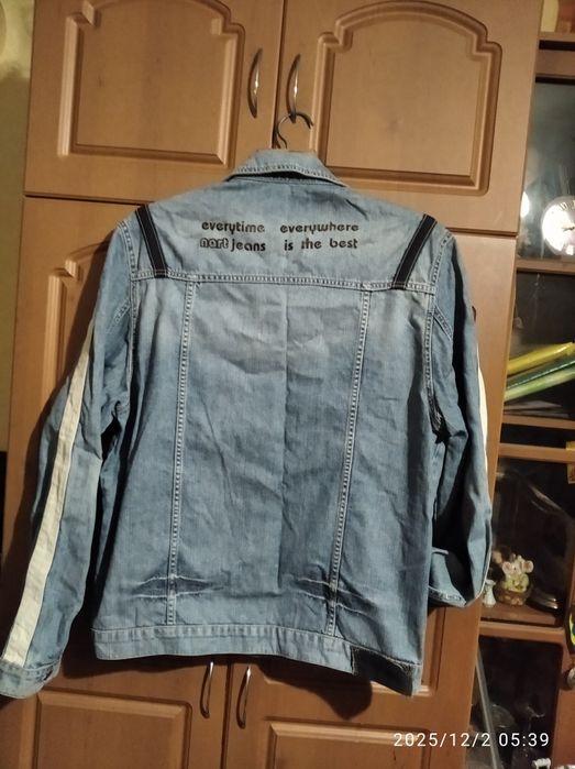 Большая джинсовая куртка на пуговицах объем груди,,120 см длина 75 см