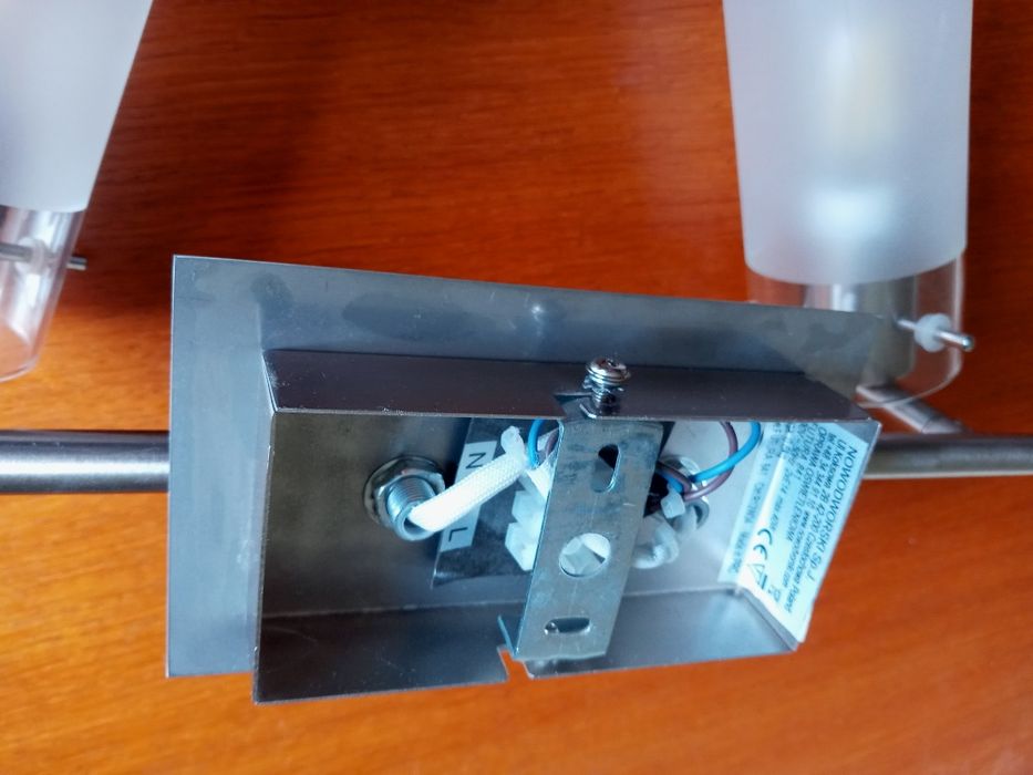 Piękna i nowoczesna lampa szczotkowana stal z żarówkami LED