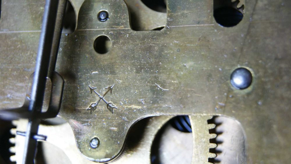 357 Zegar wiszący mechaniczny HAU antyk