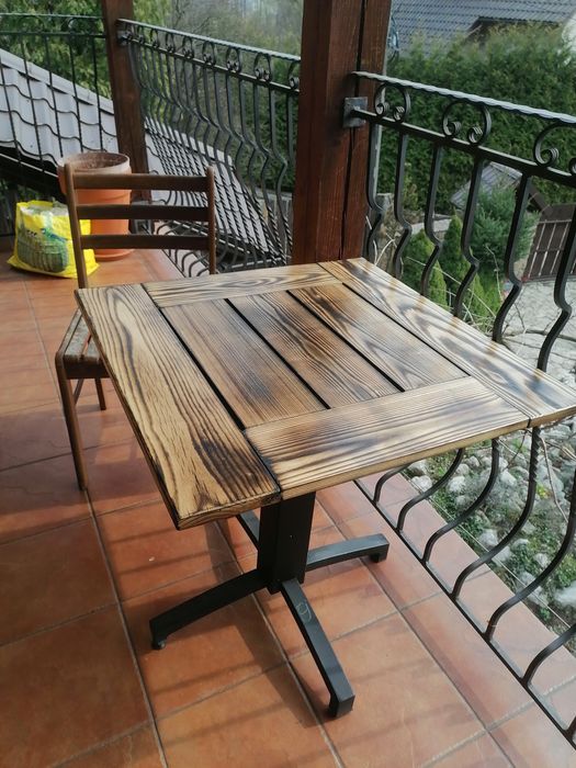 Stół ogrodowy z drewna i metalu