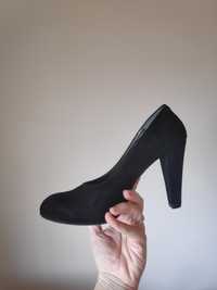 Sapatos pretos aveludados marca Foreva