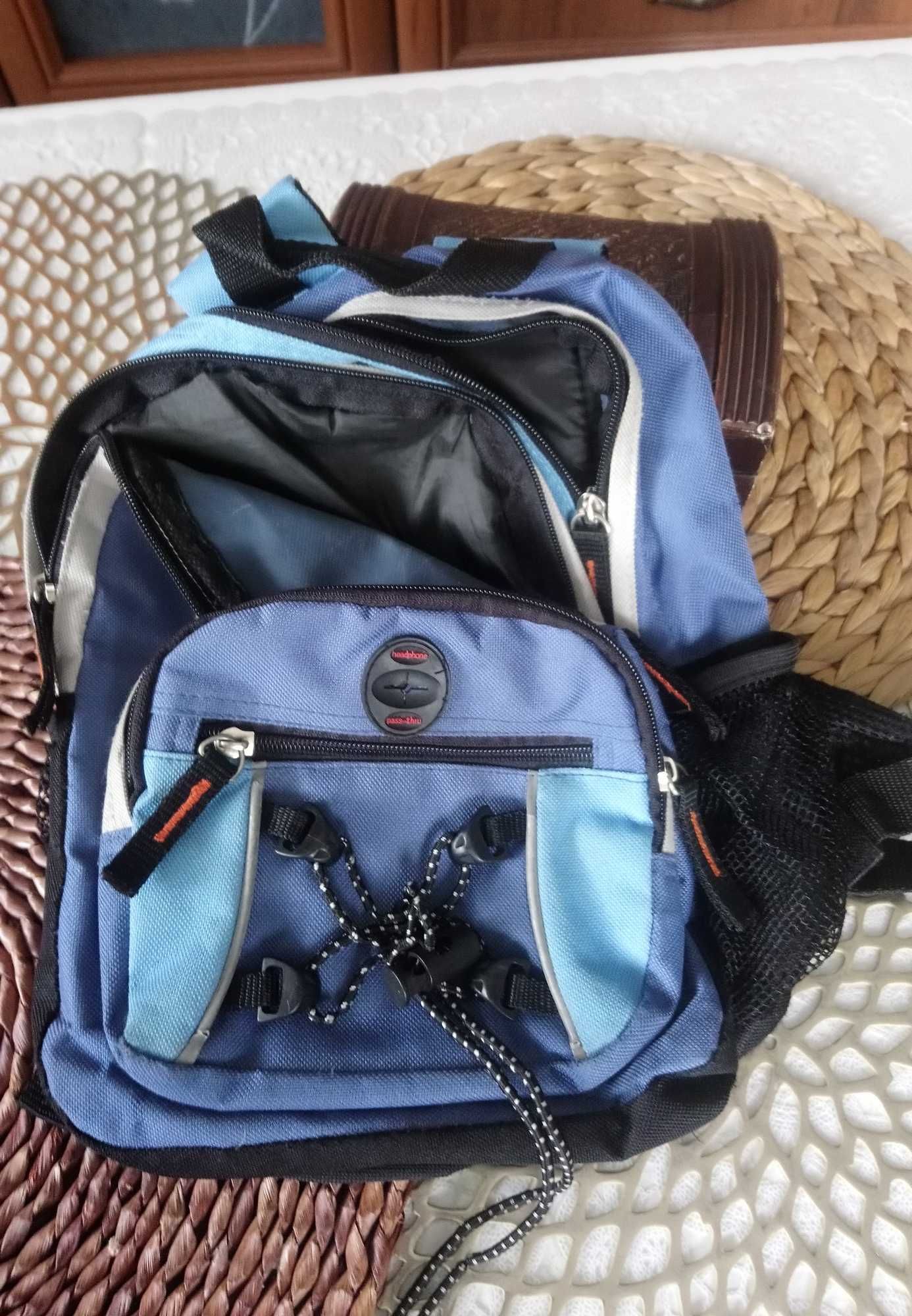 Niebieski mały plecaczek podróżny