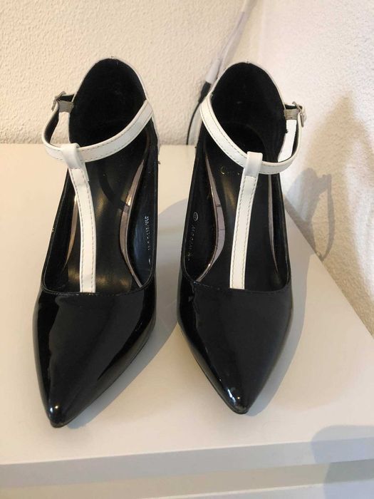 Sapato em verniz preto e branco