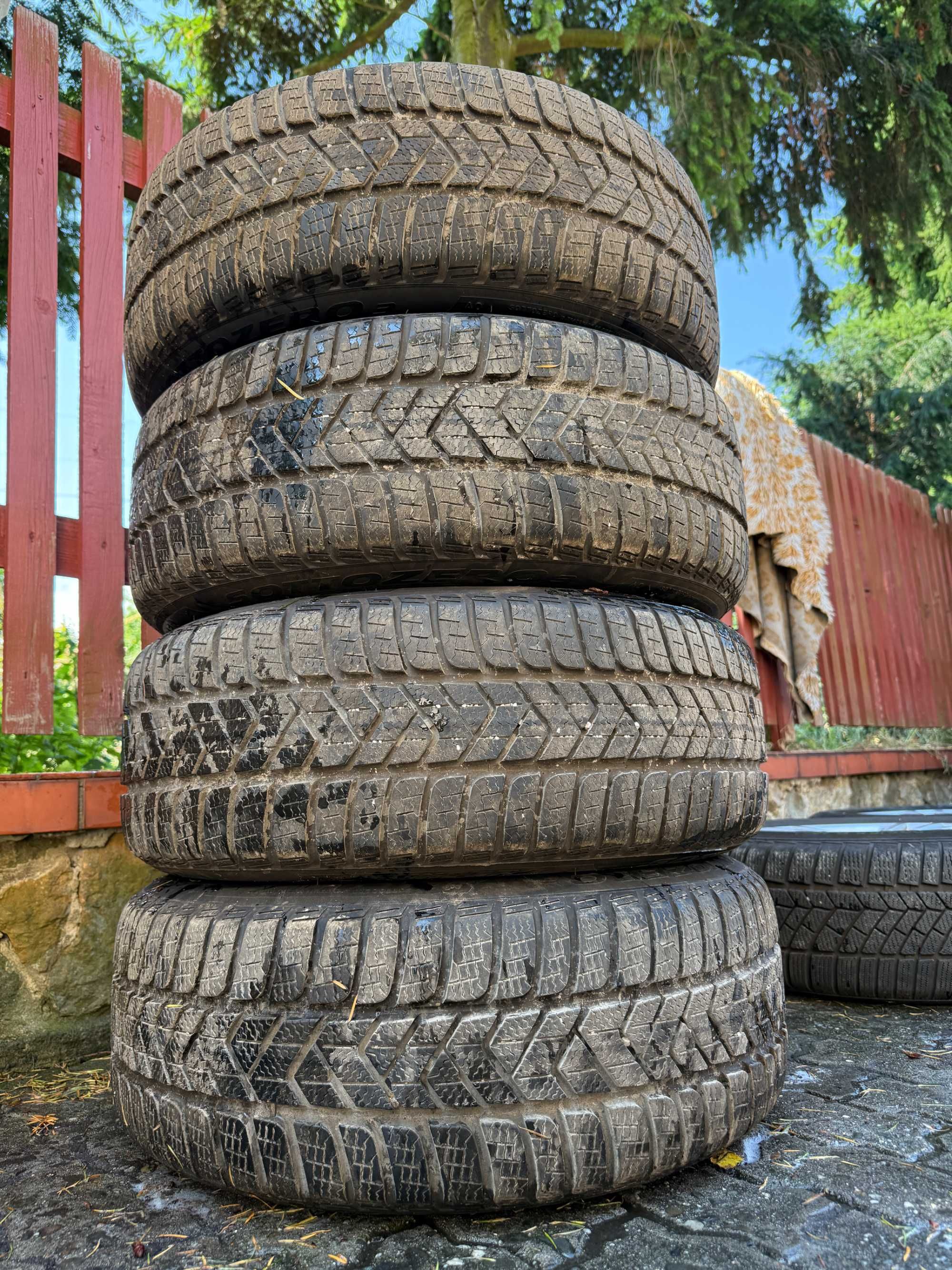 Komplet opon zimowych Pirelli SottoZero 3 225/50r18 99H XL 2022 r.