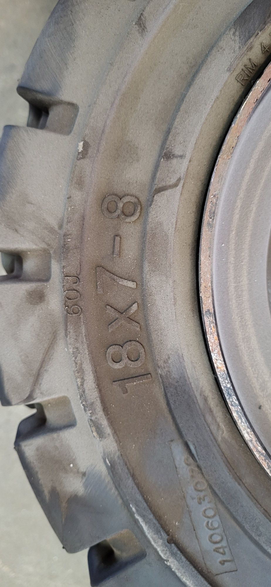 Pneu maciço 18x7-8, novos, empilhador, etc