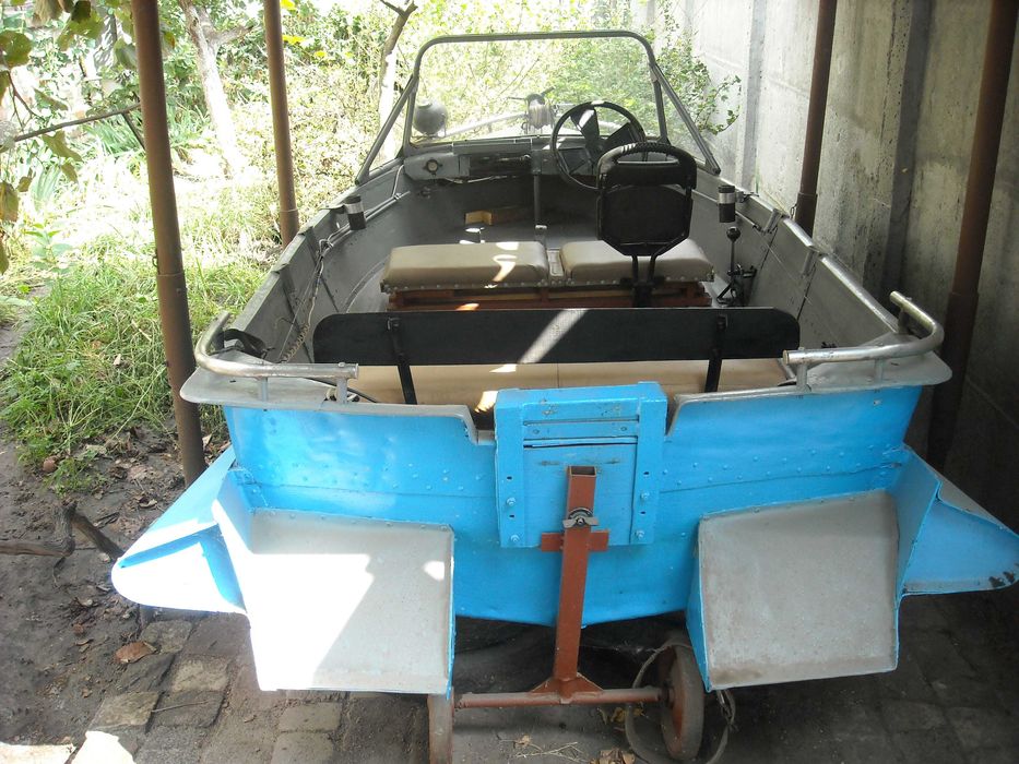 Човен алюмінієвий з  двигуном .
