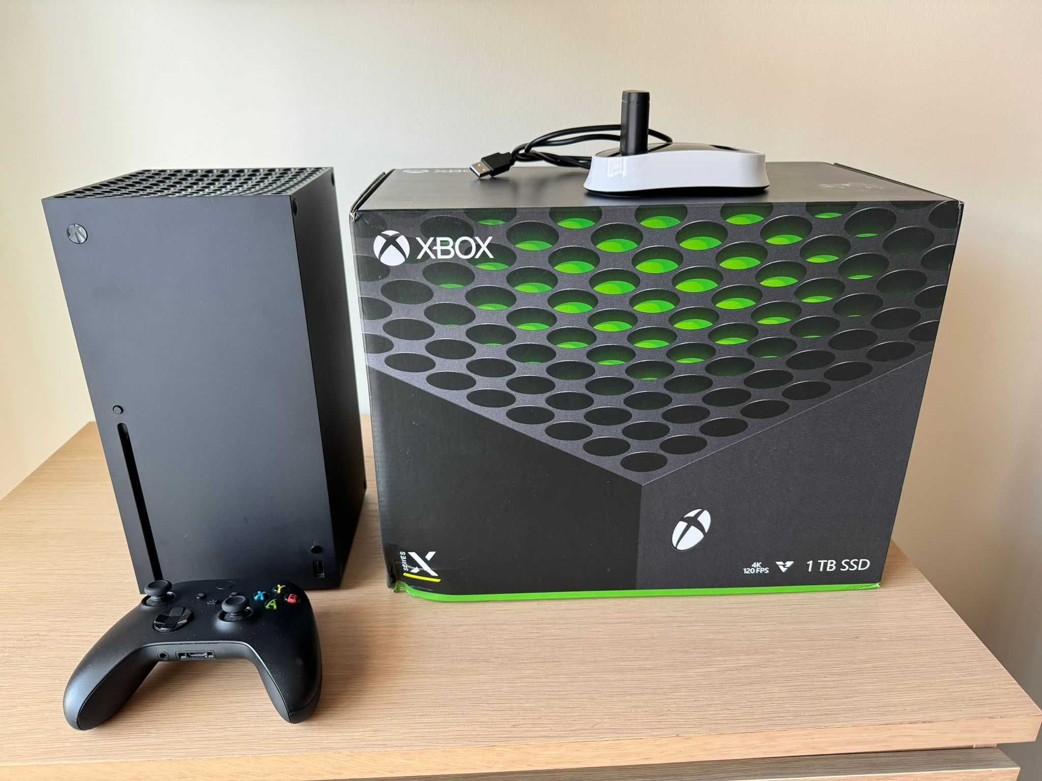 Xbox Series X com comando e caixa original