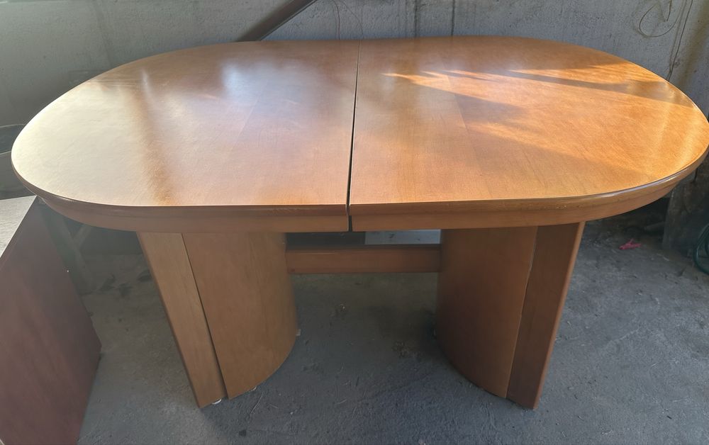 Duzy stół z krzeslami