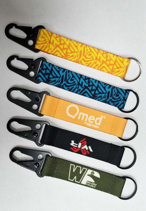 brelok reklamowy z logo 25mm z czarnym karabińczykiem smycze