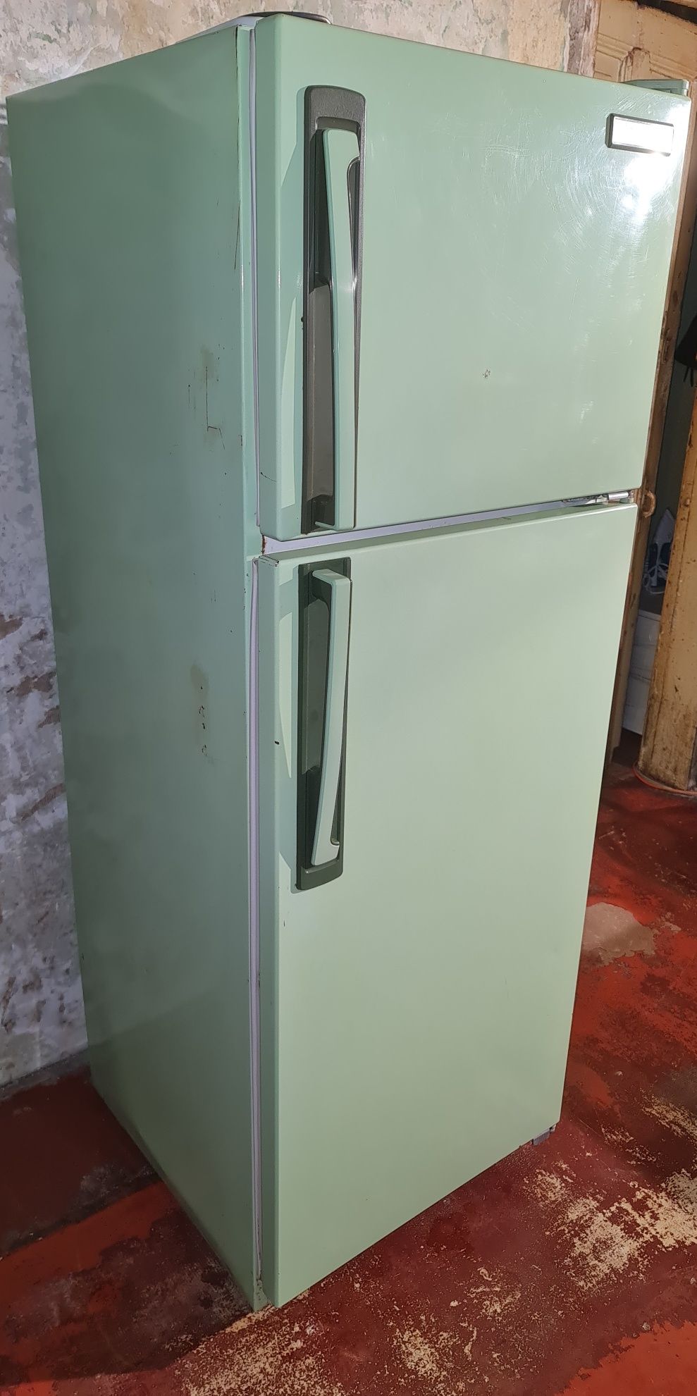Продам 2-х камерный холодильник ENIEM