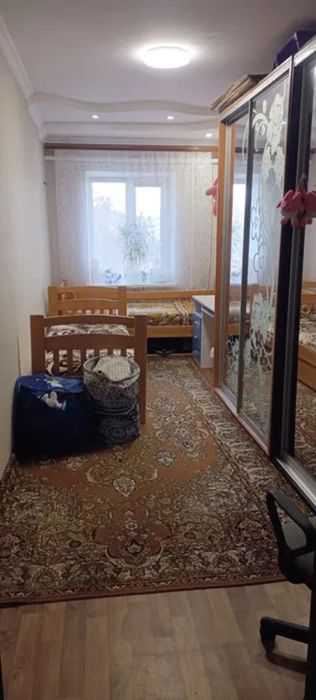 Продам двокімнатну квартиру в центрі міста.