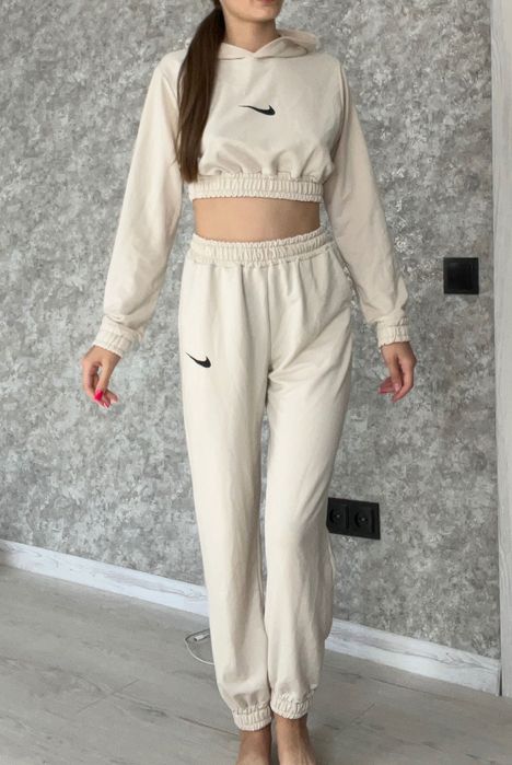 Жіночий спортивний костюм